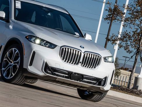 New 2026 BMW X5 xDrive50e w/ Premium Package image 3