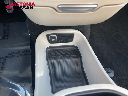 Used 2024 Chrysler Pacifica Limited FWD image 33