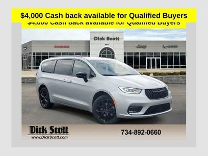 New 2026 Chrysler Pacifica Select w/ S Appearance Package