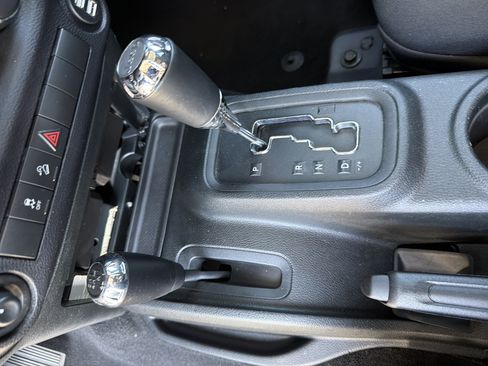 Used 2018 Jeep Wrangler Unlimited Sport S AWD/4WD image 34