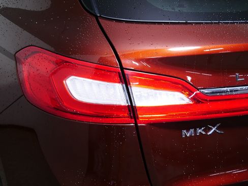 Used 2016 Lincoln MKX Reserve w/ Technology Package FWD image 17
