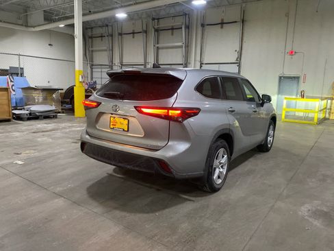 Used 2024 Toyota Highlander LE image 6