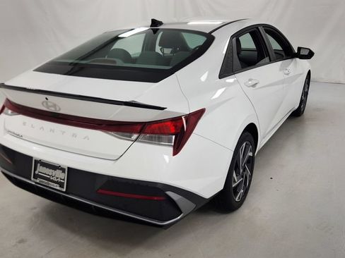 Used 2025 Hyundai Elantra Sport FWD image 3