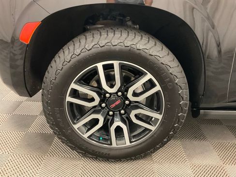Used 2024 GMC Yukon XL AT4 w/ AT4 Premium Plus Package AWD/4WD image 8
