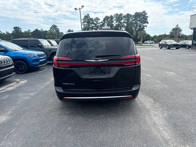Used 2024 Chrysler Pacifica Touring-L FWD image 4