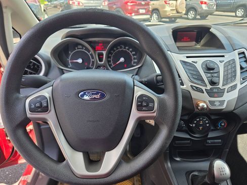 Used 2013 Ford Fiesta SE w/ Moon & Mood Pkg FWD image 16