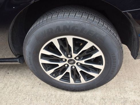 Used 2025 Ford Expedition Platinum image 9