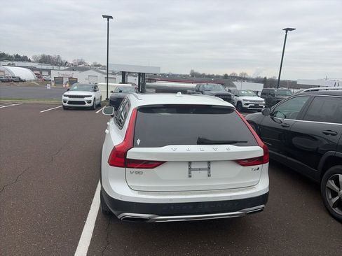 Used 2017 Volvo V90 T6 Cross Country image 12
