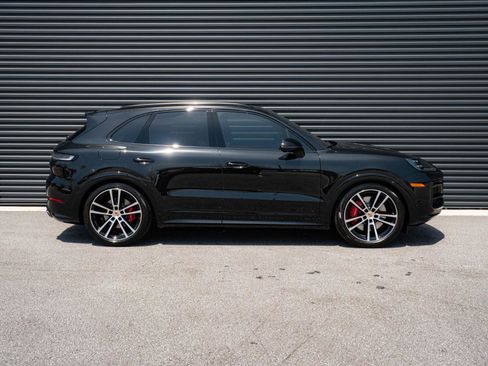 Certified 2026 Porsche Cayenne GTS AWD/4WD image 28