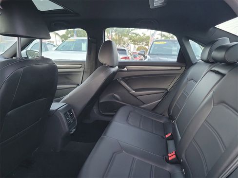 Certified 2022 Volkswagen Passat 2.0T R-Line image 7