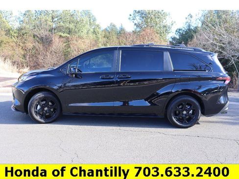 Used 2025 Toyota Sienna XLE Woodland Edition image 4