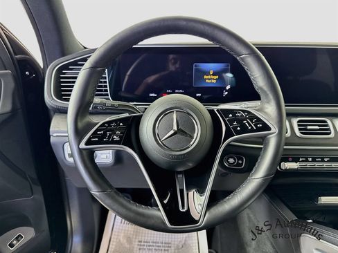 Used 2025 Mercedes-Benz GLS 450 4MATIC image 12