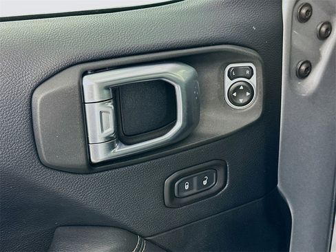 Used 2018 Jeep Wrangler Unlimited Sahara image 18