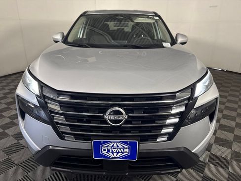 Used 2024 Nissan Rogue SV AWD/4WD image 3