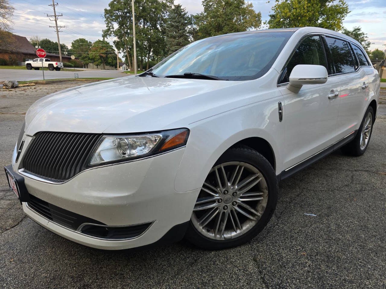 Used 2013 Lincoln MKT AWD image 1