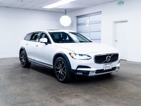 Used 2017 Volvo V90 T6 Cross Country image 26