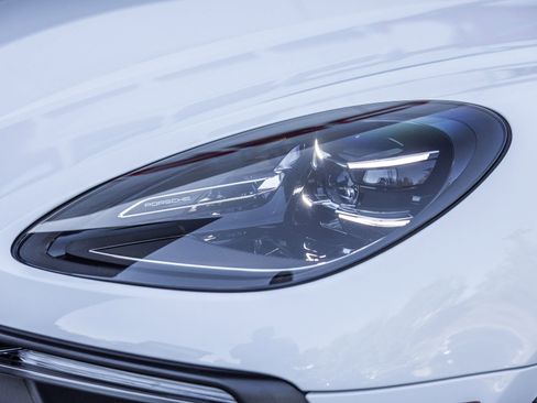 Certified 2025 Porsche Macan image 23