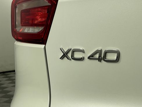 Used 2024 Volvo XC40 B5 Plus image 13