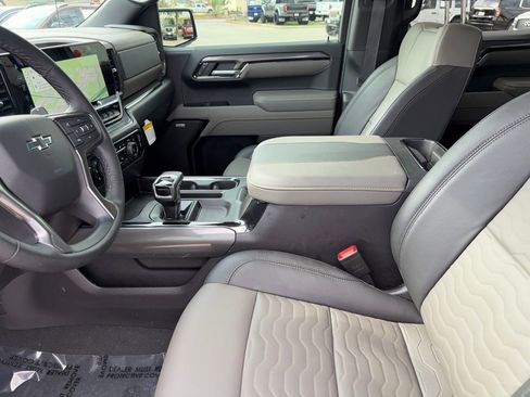 Used 2025 Chevrolet Silverado 1500 ZR2 w/ Technology Package image 9
