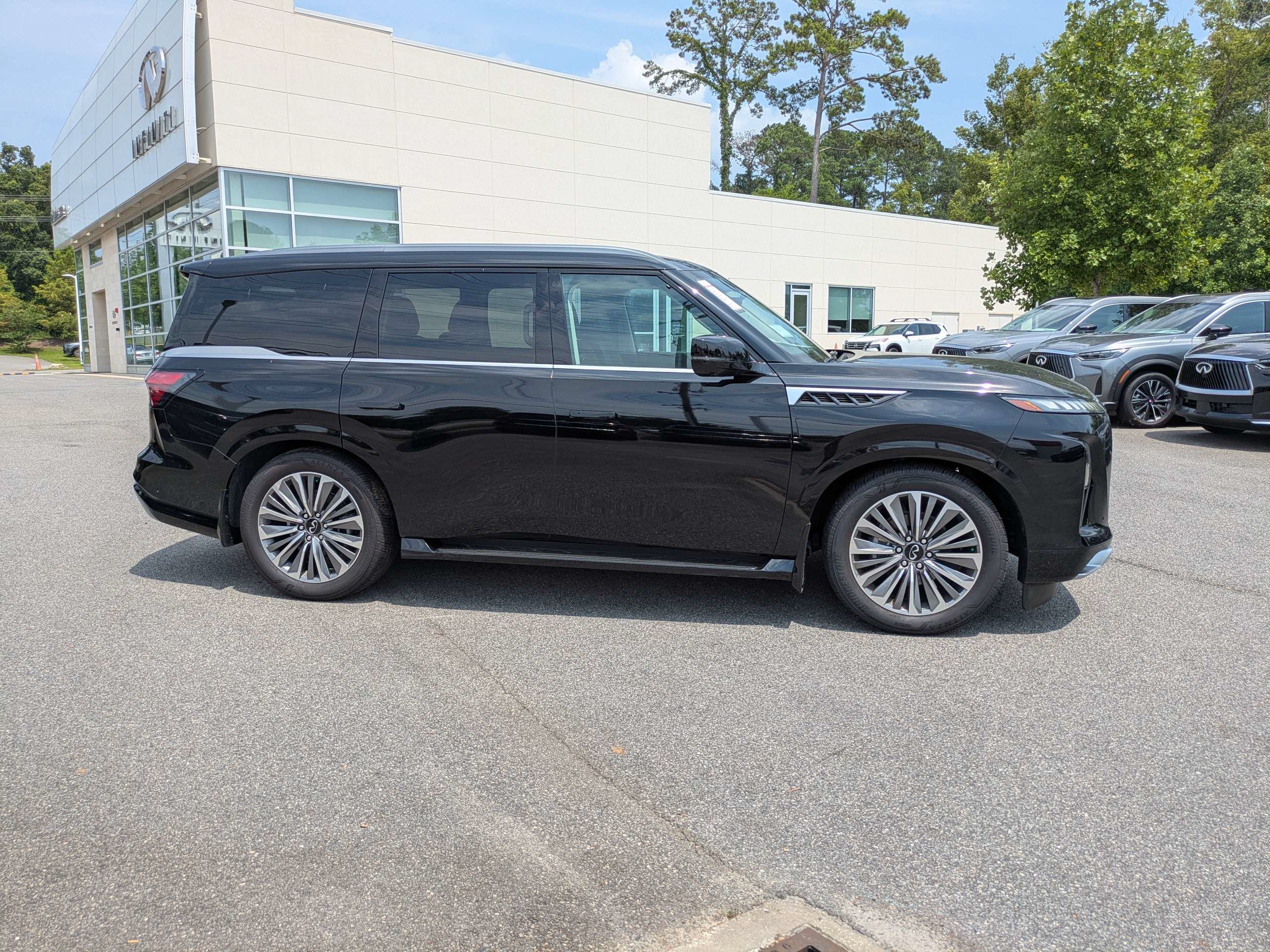 Used 2026 INFINITI QX80 Luxe w/ Cargo Package AWD/4WD image 3