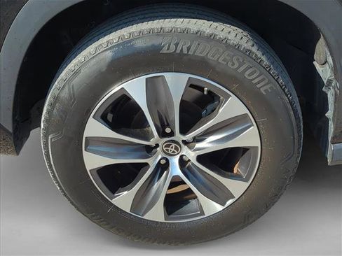 Used 2023 Toyota Highlander XLE FWD image 6