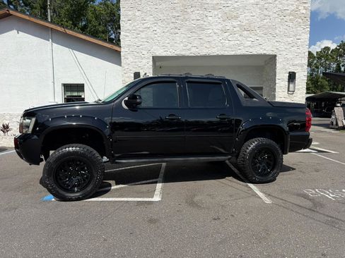 Used 2011 Chevrolet Avalanche LTZ AWD/4WD image 2
