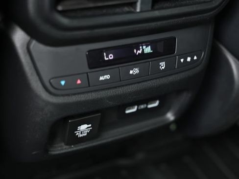 Used 2023 Honda Pilot TrailSport image 26