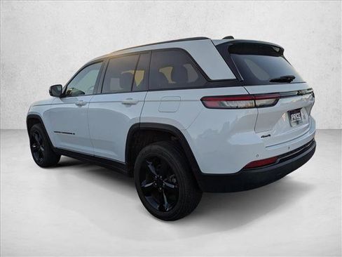 Used 2023 Jeep Grand Cherokee Altitude image 7