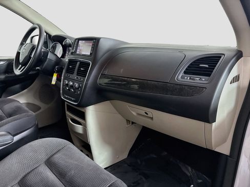 Used 2018 Dodge Grand Caravan SE w/ UConnect Hands-Free Group FWD image 28