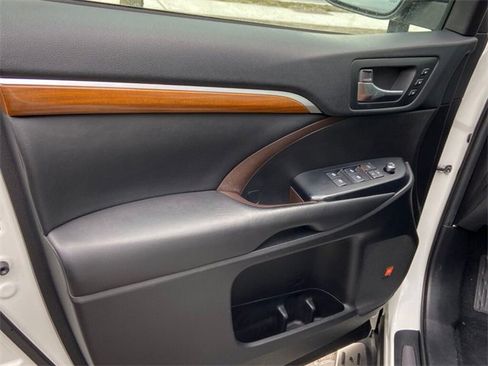 Used 2019 Toyota Highlander Limited Platinum image 18