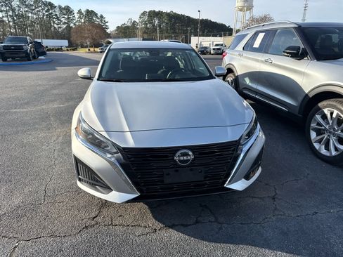 Used 2023 Nissan Altima 2.5 SV image 6