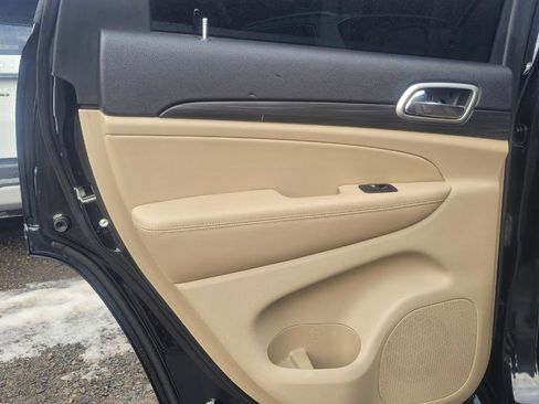 Used 2019 Jeep Grand Cherokee Laredo image 33