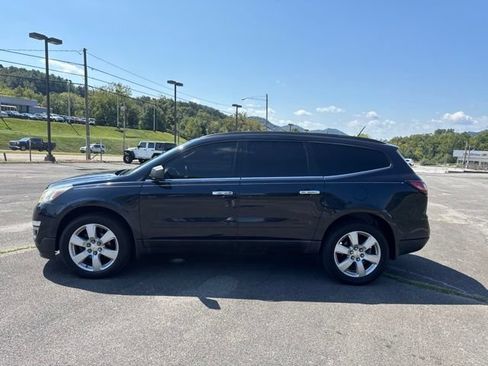 Used 2017 Chevrolet Traverse LT w/ Style and Technology Package FWD image 5