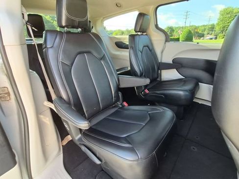 Used 2024 Chrysler Pacifica Touring-L FWD image 33