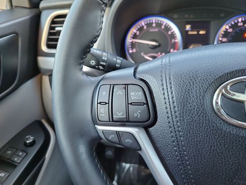 Used 2017 Toyota Highlander XLE image 17