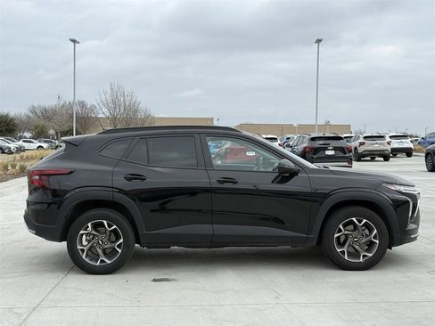 Certified 2025 Chevrolet Trax LT image 3