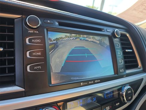 Used 2017 Toyota Highlander XLE image 24