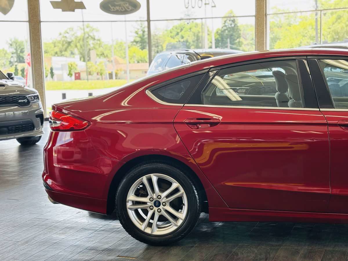 Used 2018 Ford Fusion SE w/ Fusion SE Technology Package FWD image 6