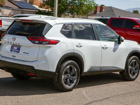 Used 2024 Nissan Rogue SV w/ SV Premium Package AWD/4WD image 5