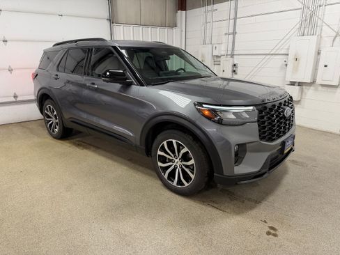 Certified 2025 Ford Explorer ST-Line AWD/4WD image 4