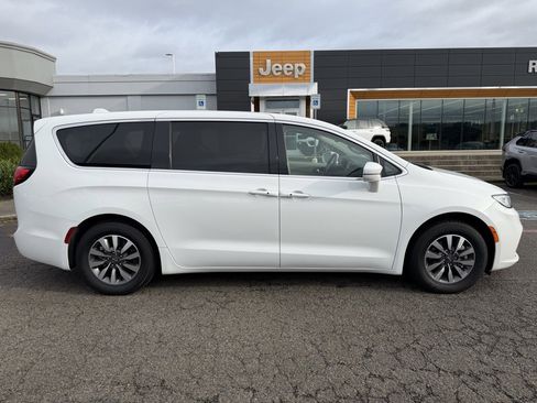 Used 2022 Chrysler Pacifica Touring-L image 9