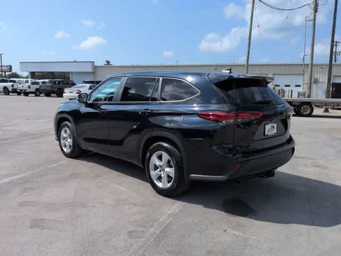 Used 2023 Toyota Highlander LE FWD image 6