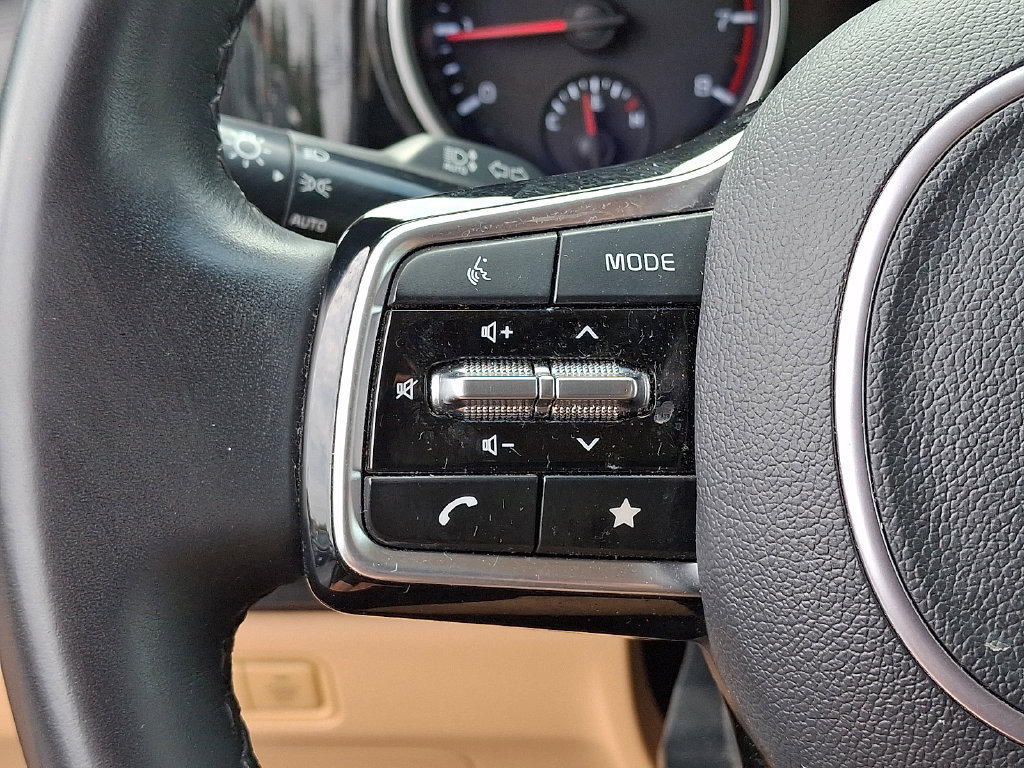 Certified 2024 Kia Carnival EX FWD image 25
