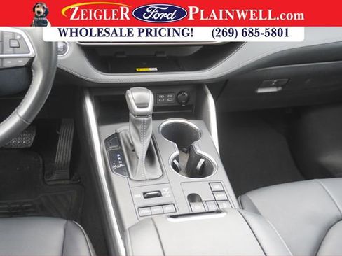Used 2023 Toyota Highlander XLE image 18