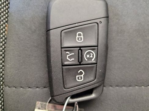 Used 2022 Volkswagen Taos SE AWD/4WD image 32
