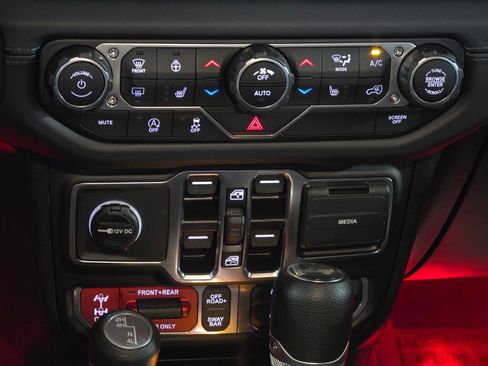 New 2025 Jeep Wrangler Unlimited Rubicon w/ Technology Group image 29