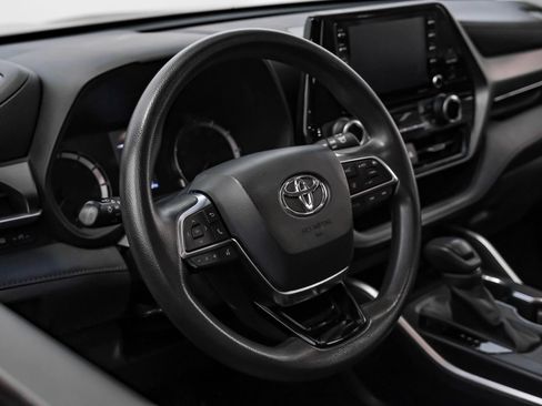 Used 2020 Toyota Highlander L FWD image 11