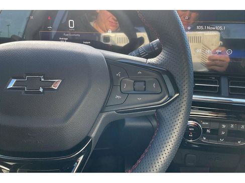 Used 2025 Chevrolet Trax RS w/ Sunroof Package image 21