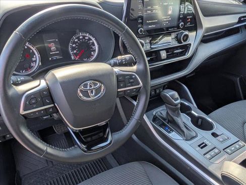 Used 2021 Toyota Highlander LE AWD/4WD image 10