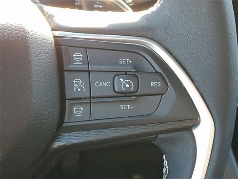 Used 2025 Jeep Grand Cherokee L Altitude image 17